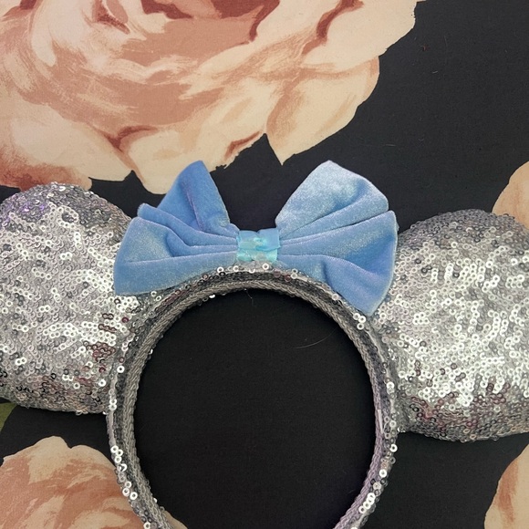 Disney Silver Sequin Ears With Blue Bow - Picture 3 of 3